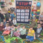 dzieci pokazują stop przemocy