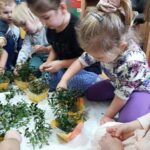 dzieci układają bukszpan