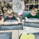 dzieci wałkują glinę