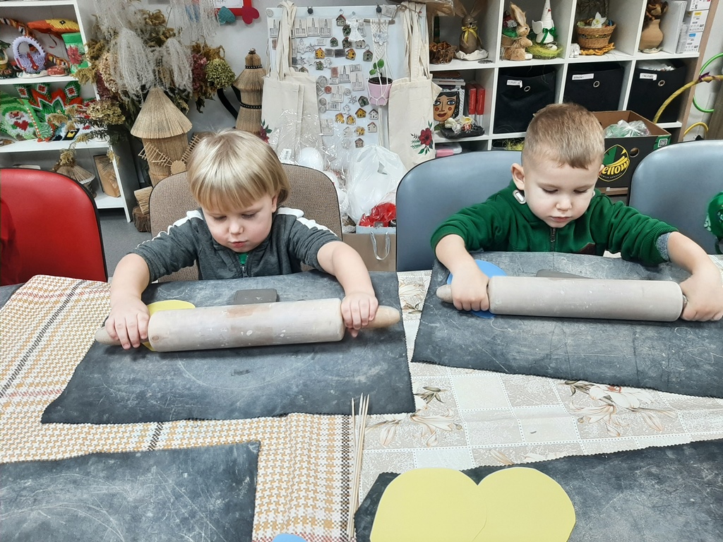 dzieci wałkują glinę
