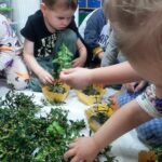 dzieci układają bukszpan