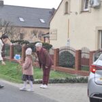 dzieci-wreczaja-Pani-kwiatki