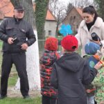 dzieci-wreczaja-kwiatki