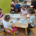 dzieci-wyklejaja-Pania-wiosne