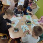 dzieci-wyklejaja-obrazek