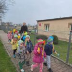 dzieci-z-oddzialu-Bratki-spaceruja