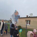 dzieci-z-oddzialu-Bratki-spceruja