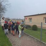 dzieci-z-oddzialu-Rzeczyca-spaceruja