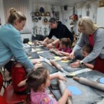 dzieci z pomocą Pań wałkują