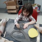 dziewczynka ozdabia jajko