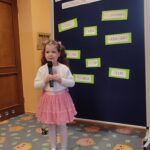 dziewczyna występuje