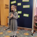 dziewczyna występuje