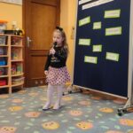 dziewczyna występuje