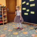 dziewczyna występuje