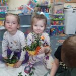 dzieci układają bukszpan