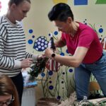 pani Magda robi kokardę