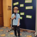 chłopiec mówi wiersz