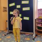 dziewczynka mówi wiersz