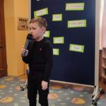 chłopiec mówi wiersz