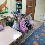 Dzieci oglądają przedstawienie