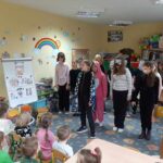 Dzieci oglądają przedstawienie