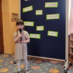 dziewczynka mówi wiersz