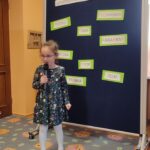 dziewczynka mówi wiersz