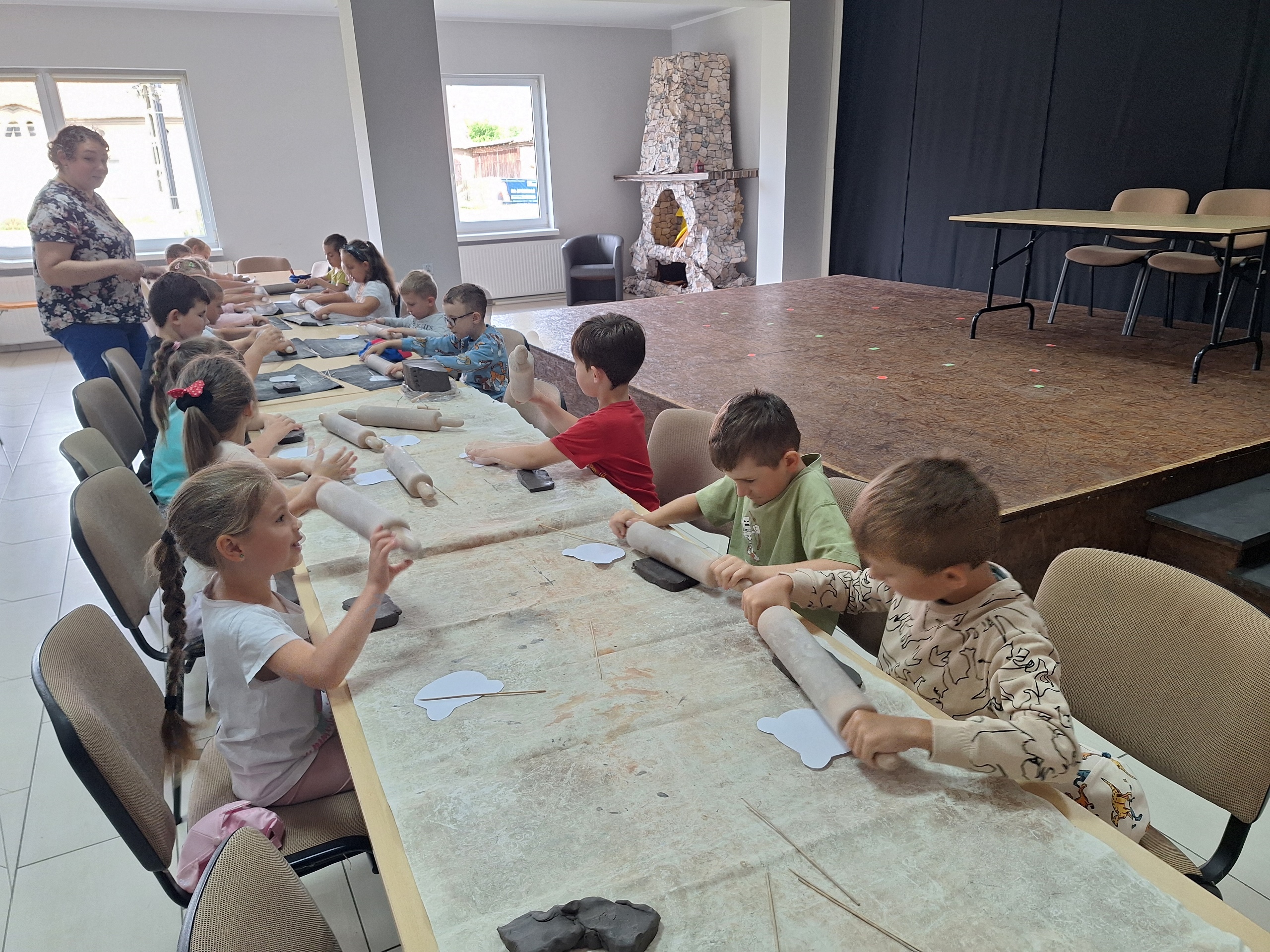 dzieci z oddziału Stokrotki lepią z gliny