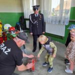 Chłopiec kręci korbką