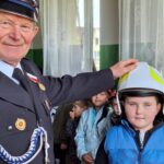 Chłopiec ubiera chełm