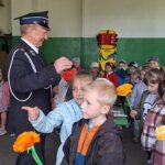 Dzieci dziękują strażakom
