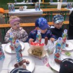 Dzieci jedza posiłek