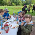 Dzieci jedza posiłek