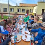 Dzieci jedza posiłek