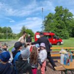 Dzieci otrzymują prezenty