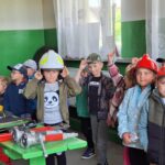 Dzieci przymierzają chełm