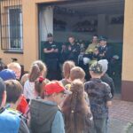 Dzieci śpiewają piosenkę dla strażaków