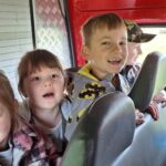 Dzieci w wozie strażackim