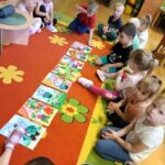 Dzieci przyglądają się obrazkom
