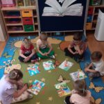 Mróweczki przyglądają się ilustracją