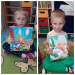 Mróweczki trzymają karty obrazkowe