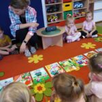 Rozmowa nauczycielki z dziećmi na temat odsłuchanego opowiadania