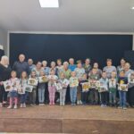 wspólne zdjęcie dzieci i Klubu Seniora+