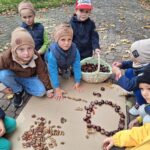 Chłopcy układają obraz