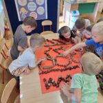 Chłopcy układają wzory