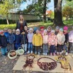 Dzieci prezentują wykonany obraz