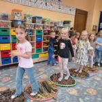 Dzieci przechodzą ścieżkę sensoryczną