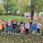 Dzieci rzucają liście