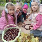 Dzieci układają obraz