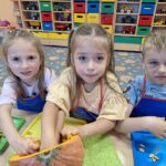 Dzieci wyciągają pestki z dyni